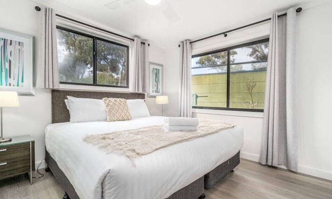 Crestwood Apartment | New to VRBO: Renovated Townhouse Close to the CBD and Schools