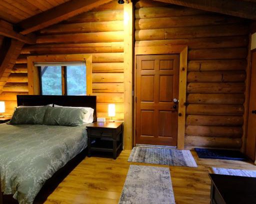 Back Loop Apartment | NEW! Treehouse Getaway APT