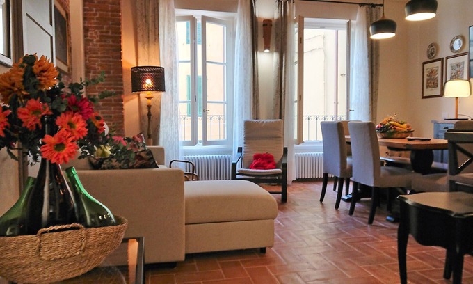 Lucca Historical Center Apartment | NEW! Very central apartment "L'Arco" with 2 bedrooms + 2 bathrooms