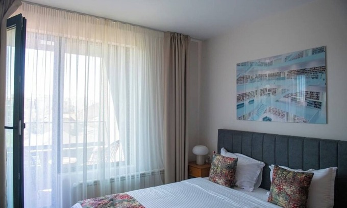 Sofia Apartment | New York: A spacious modern apartment with parking