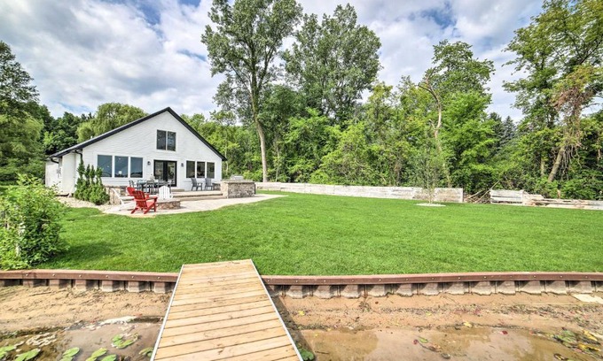 Jackson House | Newly Built Gilletts Lake Gem Dock and Hot Tub