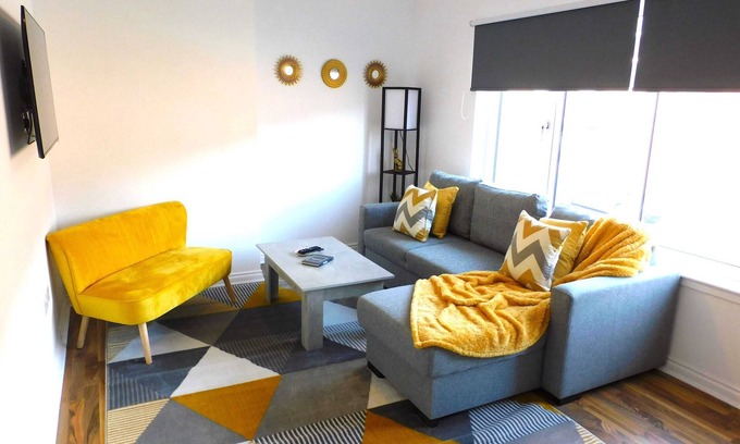 Hamilton Apartment | Newly refurbished 2 bedroom apartment close to station and local amenities