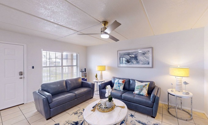 South Padre Island Condo | Newly remodeled Condo Near the Beach with WiFi, Shared Pool - Snowbirds Welcome