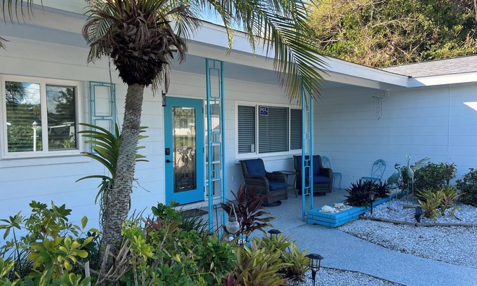 Laurel House | Newly Remodeled Beach Home, only1 mile to Nokomis Beach!