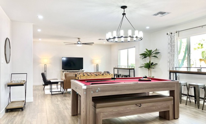 Raskin Estates House | Newly Remodeled Luxury Home, Heated Pool, All Amenities, Fun Entertainment