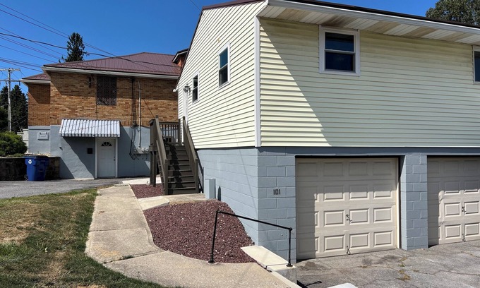 Tire Hill Apartment | Newly remodeled spacious studio apartment in Johnstown, Richland Township, PA.