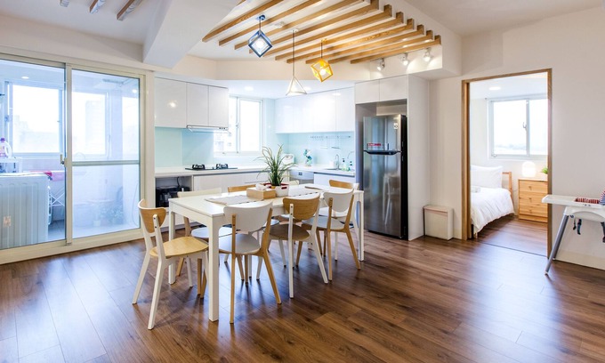 Nangang House | Newly Renovated 3 bedroom apartment 1 minute away from MRT station