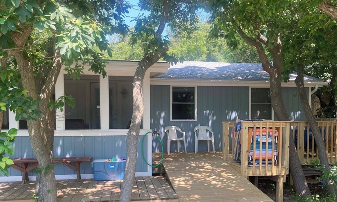 Davis Park House | NEWLY RENOVATED BEACH HOUSE PERFECT FOR FAMILIESnAC AND WIFI