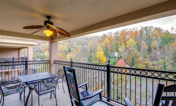 Gatlinburg Condo | Newly-Renovated Condo w/Mtn Views - Walk to Dtwn!