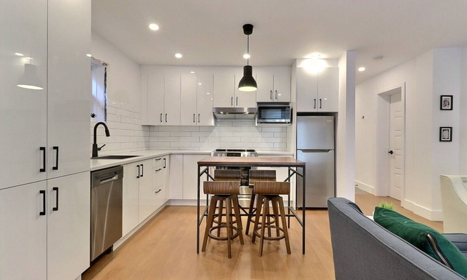 Pointe-Saint-Charles Apartment | Newly renovated luminous open plan condo，near downtown,metro station