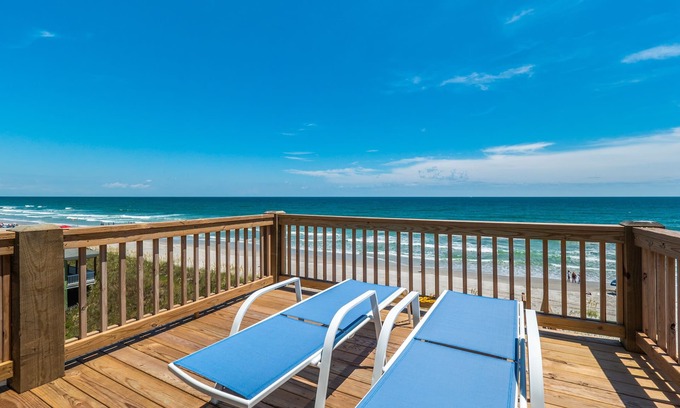 Topsail Beach House | Next to Sea Gallery | Great Views + Walk to Beach!