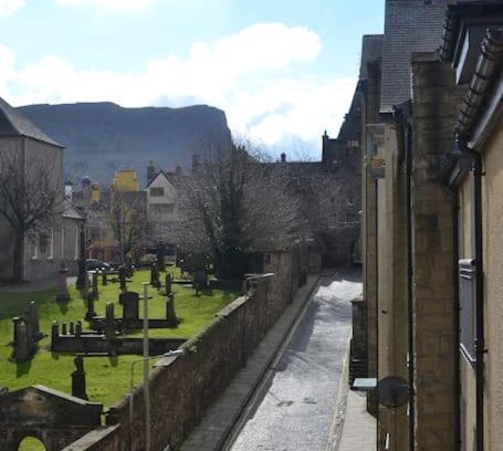Old Town Apartment | Next to the Palace and Royal Mile with parking