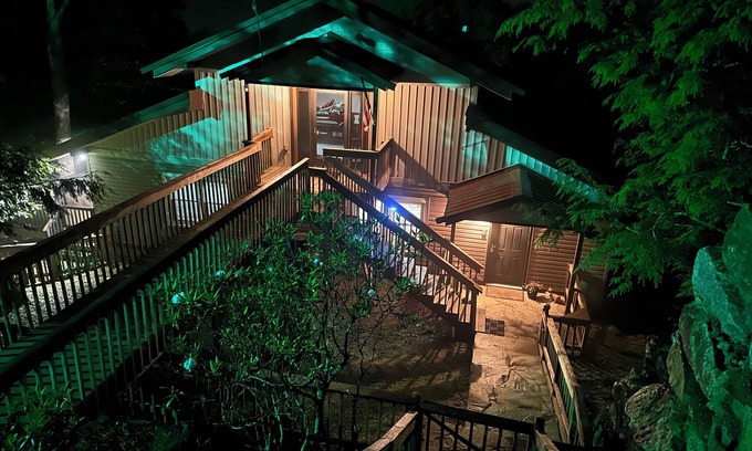 Beech Mountain Cabin | Next to the slopes - pet friendly -sleeps 8- walk to concerts