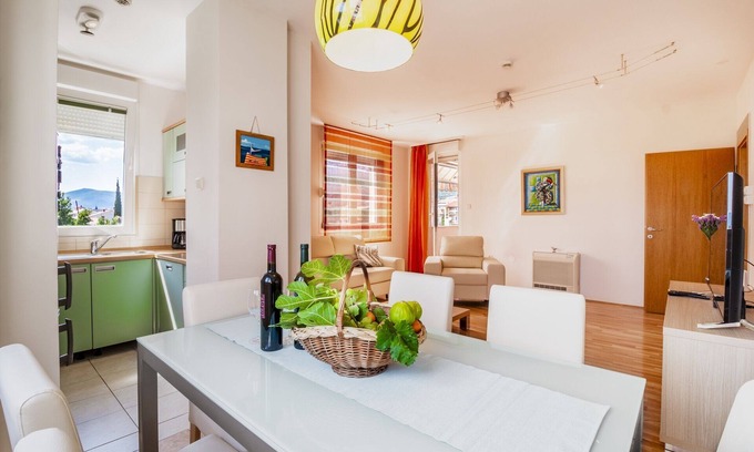 Kastel Kambelovac Apartment | Nice and comfortable family-friendly apartment between Split and Trogir.