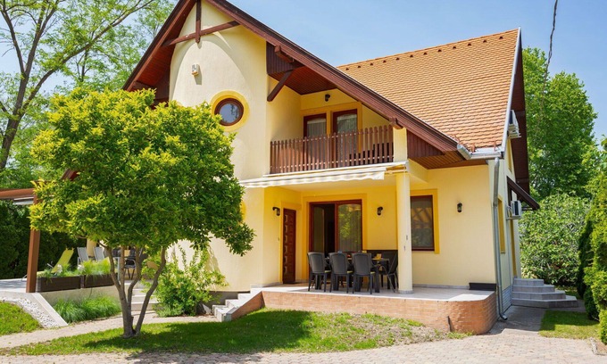 Balatonszarszo Apartment | Nice apartment for 10 people with A/C, WIFI, TV and terrace