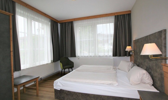 Stumm Apartment | Nice apartment for 10 people with WIFI, pool, TV, terrace and pets allowed