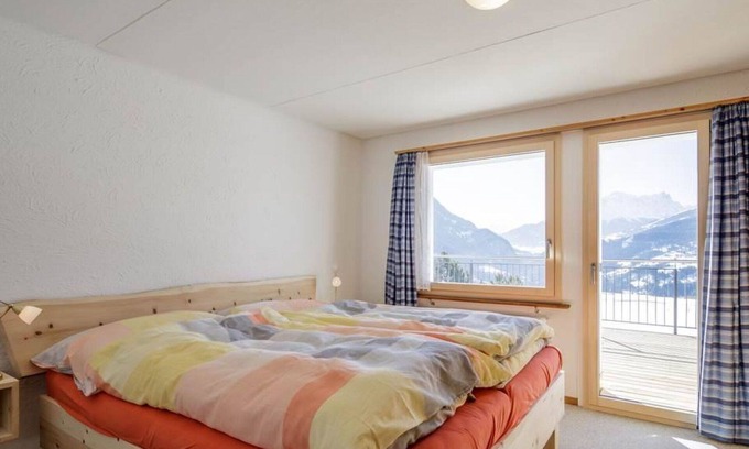 Grisons Apartment | Nice apartment for 10 guests with TV and balcony