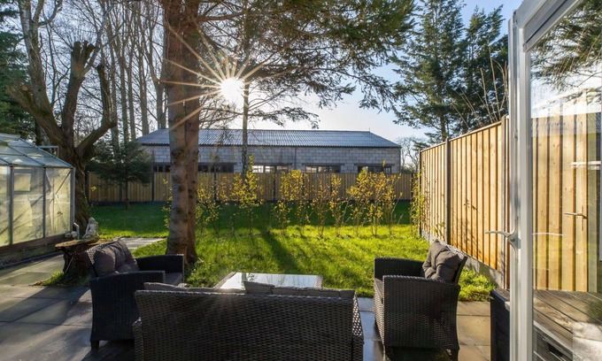 Wolphaartsdijk Apartment | Nice apartment for 2 guests with hot tub, WIFI, TV, terrace and pets allowed