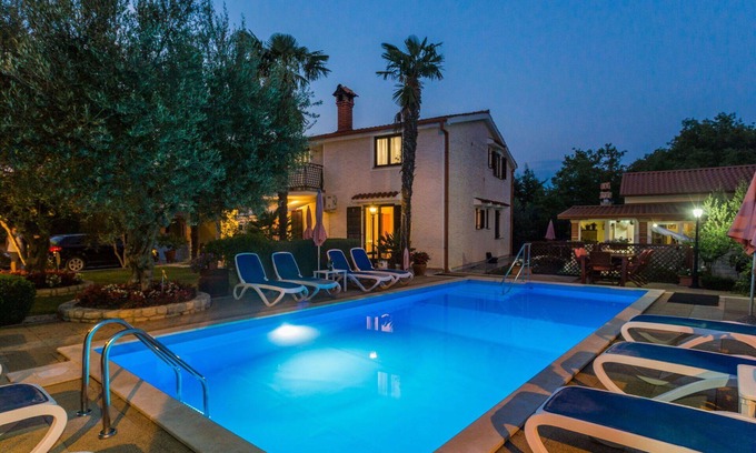 Vrznaveri Apartment | Nice apartment for 5 guests with A/C, WIFI, pool, TV, terrace and pets allowed