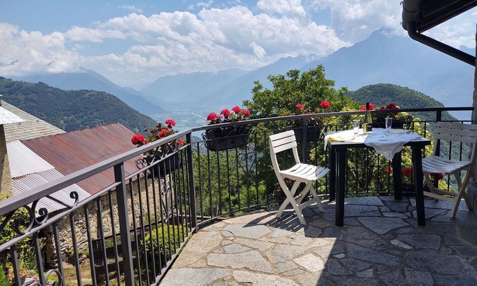 Peglio Apartment | Nice apartment for 7 guests with WIFI, TV, patio and pets allowed