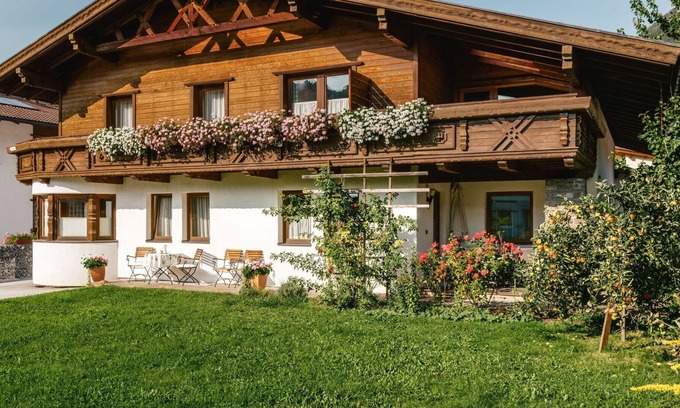 Prutz Apartment | Nice apartment for 7 guests with WIFI, TV, terrace, pets allowed and parking