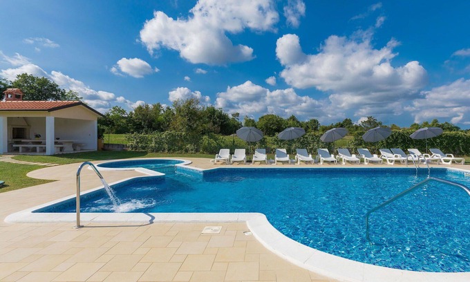 Debeljuhi Apartment | Nice apartment for 7 people with pool, A/C, WIFI, TV and balcony