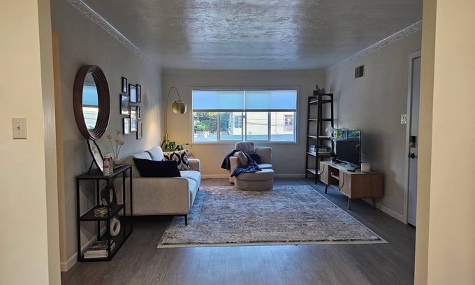 Maxwell Park Apartment | Nice apartment with AC in vibrant Oakland Maxwell Park area.
