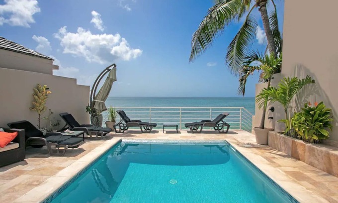 Beacon Hill House | Nice & Cosy 3BR Villa with private pool/Ocean View and beach access