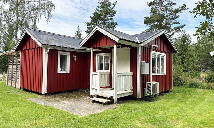 Timmersdala Ski Chalet | Nice holiday home by the lake Vristulven | SE08049