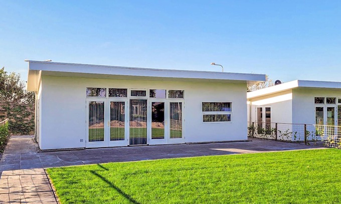 Den Oever House | Nice home in Den Oever with WiFi