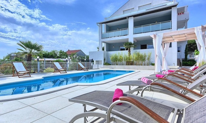 Okrug Donji House | Nice home in Okrug Donji