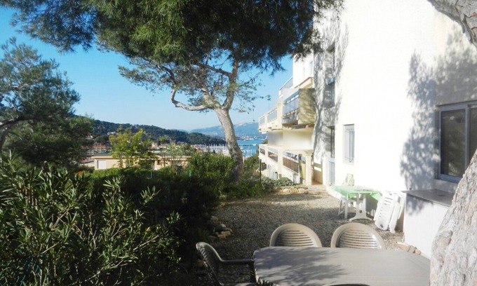 Saint-Mandrier-sur-Mer Apartment | Nice T2 of small residence: shaded garden, seen sea, nearness beach
