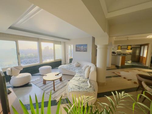 Downtown Cairo Apartment | Nilefront Elegance Apartment Between Zamalek & Downtown