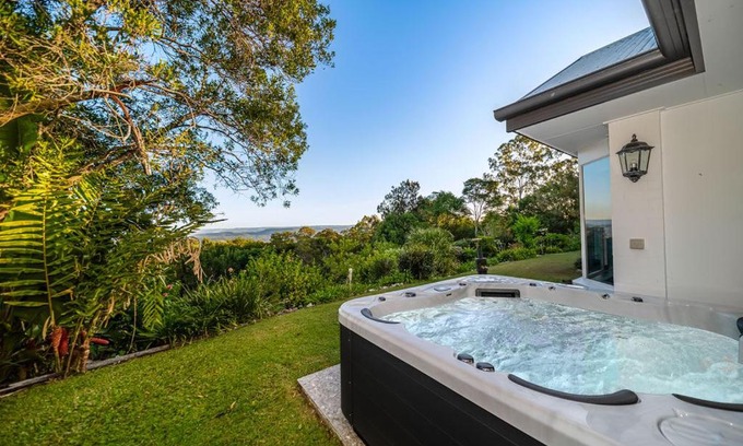 Ninderry House | Ninderry Manor-Spectacular Hinterland retreat