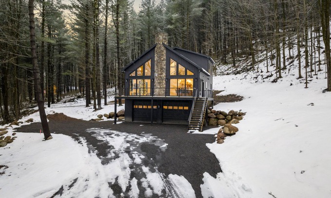 Turin House | nLuxurious Tug Hill Lodge-Direct Snowmobile Access