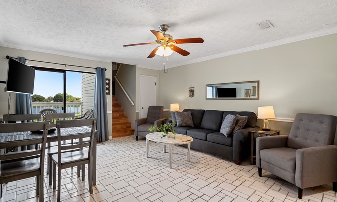 El Centro Beach Condo | No elevators! Pool! Free Parking!