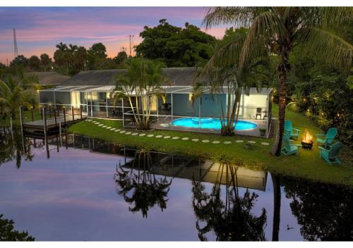Fort Myers House | NO EXTRA FEES! Heated pool, Rods, BBQ, Fire Pite, 8 PAX, 2BR, 3BA