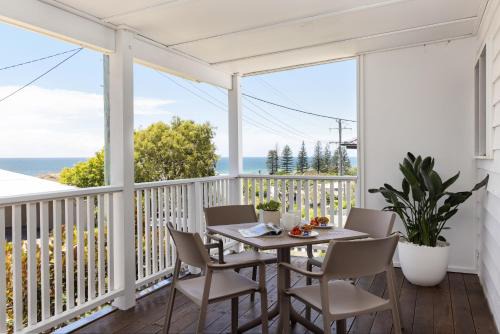 Peregian Beach House | Noosa Gem in Peregian Beach - Ocean View - Steps to beach & village! Dog and family friendly