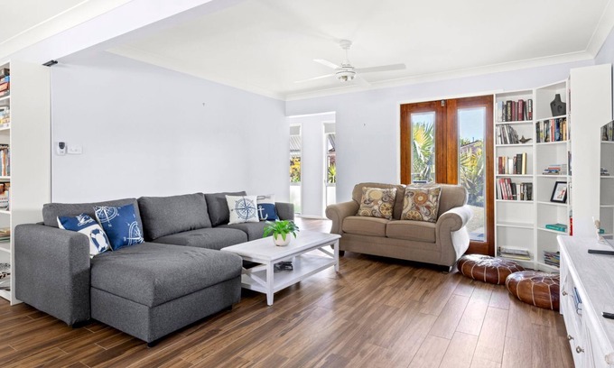 Sanctuary Point House | Nordic Fairway - Pet Friendly - 10 mins to Hyams Beach