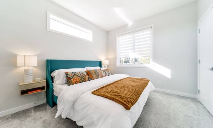 Jasper Place Apartment | Nordic Retreat | 4BR | Min to WEM & DT | AirCon!