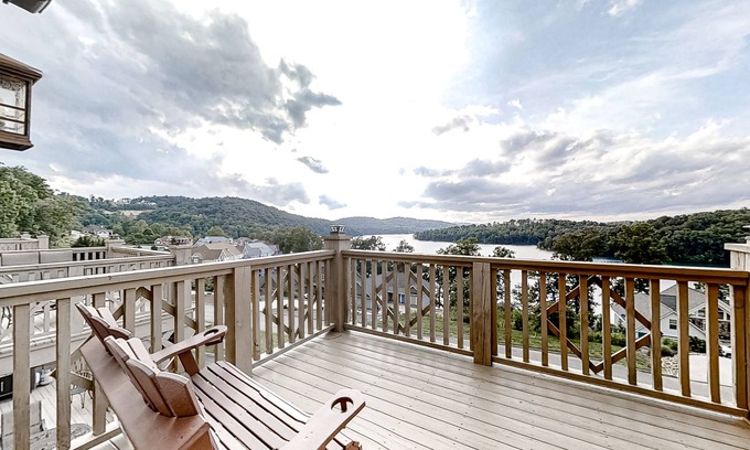 Andersonville Condo | Norris Lake condo w/free attraction tickets, boat slip, deck, mtn & lake views