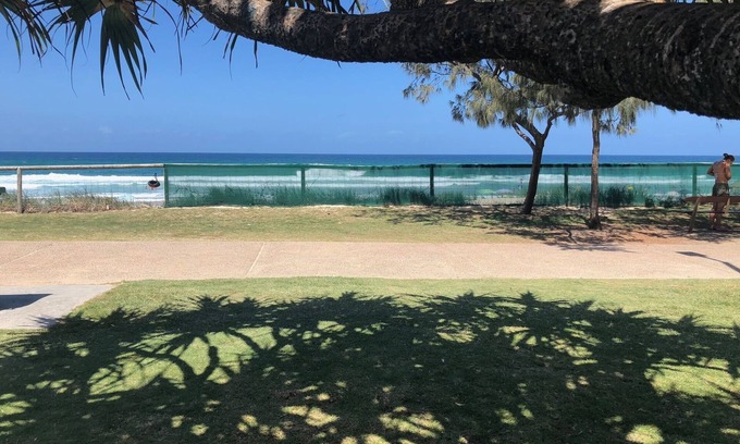 Miami Apartment | North Burleigh Family Resort opposite the Burleigh Esplanade and patrolled beach