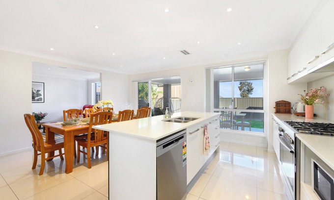 Cranebrook House | North-West 5Br near Woolworths & Regatta Centre