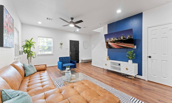Southeast Houston House | NRG MedCenter 4BD/4.5BA w FencedYard & WasherDryer