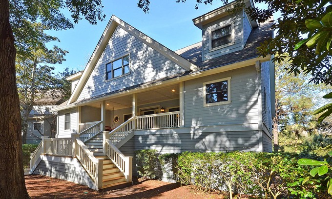 Vanderhorst Plantation House | nSleep10 minutes from the beach community pool, golf
