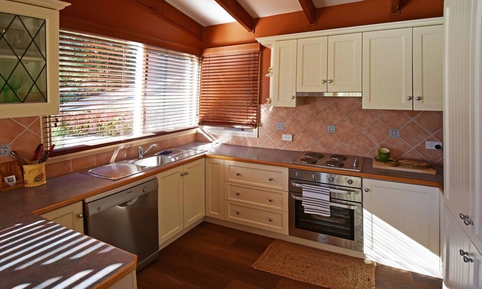 Avonsleigh Cottage | nStorybook Cottage in tranquil location close to Emerald township and shops.