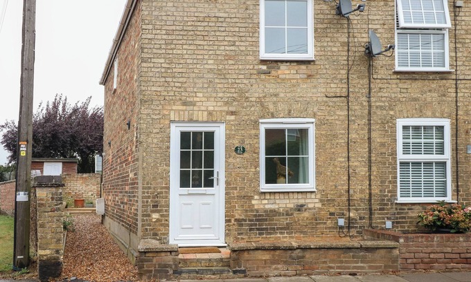 Downham Market Cottage | NUB END, character holiday cottage, with a garden in Downham Market