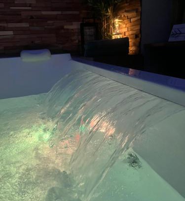 Vierzon Apartment | Nuit Magique en Love Room avec Jacuzzi Privé