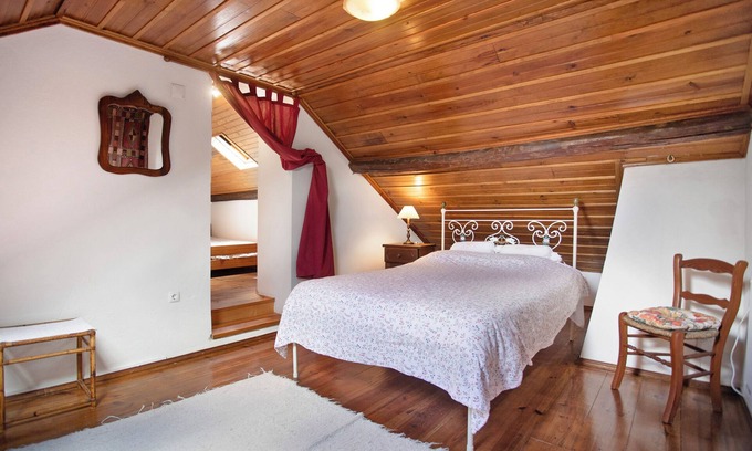 Porto de Mos Apartment | Null 'Casa Do Largo - Piso 2' with Shared Terrace, Shared Garden and Wi-Fi