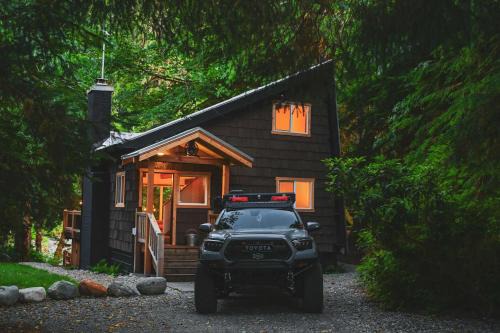 Verlot House | NWPADS-Verlot River Cabin - Hot Tub-Firepit-Beach